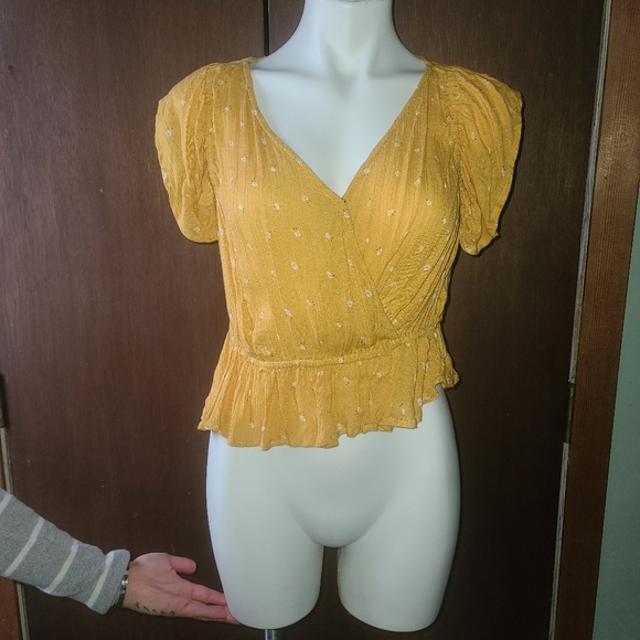 Cute yellow Arizona crop top - Picture 1 of 5